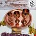  ساخت:زنجان ويژگي هاي کالا :تمام مسي طرحدار  محصول : زنجان مس مهدینوع پرداخت : مسی مس :  مس ٩٩ درصد زنجان نوع دسته :مسی رنگ خارجي : مسرنگ داخلي : مسی  وضعيت نانو : نانو